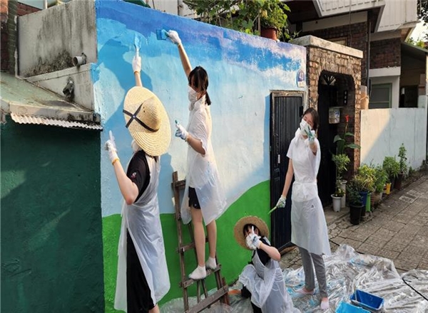 우송고 학생들인 학교 인근 골목에 벽화를 그리고 있다.