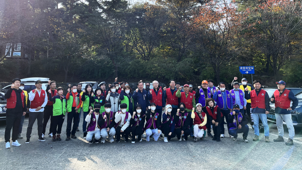 지난 29일 팔봉산 일대에서 실시된 토종식물 씨앗 파종 행사 모습