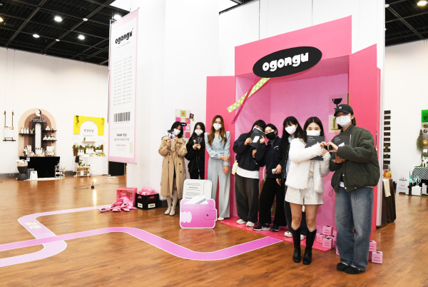 백석대 디자인영상학부 시각디자인전공 학생들이 기념촬영을 하고 있다.