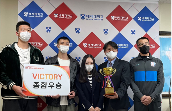 유학생팀 대표단이 31일 대외협력처를 찾아 우승컵을 안고 기념사진