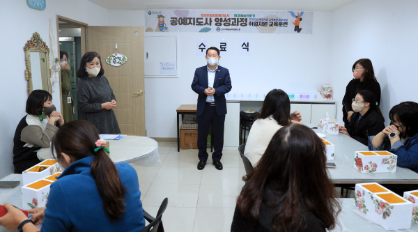 ‘방과 후 토탈 공예과정’수료식에 참석한 서철모 구청장