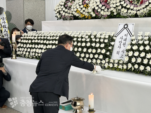 이장우 대전시장이 31일 시청 1층에 마련된 합동 분향소에서 희생자들을 추모하며 헌화하고 있다.