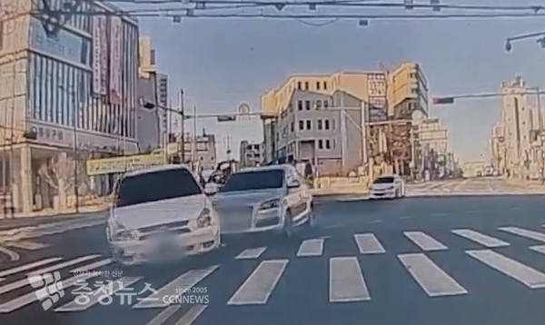 외제승용차로 진로변경하는 차량을 밀어붙인 장면