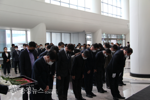 조길연 의장과 의원들은 31일 오후 충남도청 본관 1층 로비에 설치된 이태원 사고 사망자 합동분향소를 찾아 조문했다./사진 권상재 기자