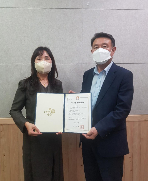 사진 왼쪽부터 신길주 공립온빛어린이집 원장, 이재겸 여성가족과장