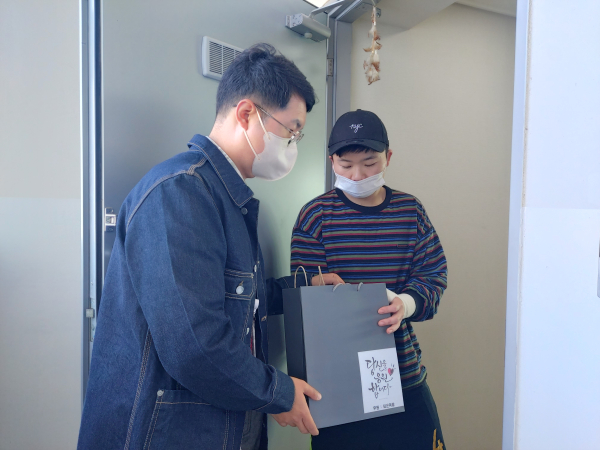 1일 구즉동 직원이 수험생에게 수능응원키트를 전달하고 있다.