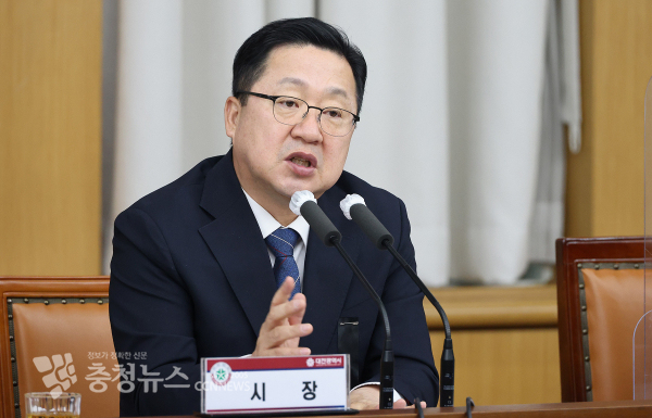 이장우 대전광역시장은 1일 시청 대회의실에서 열린 11월 확대간부회의에서 지난주 대규모 인명피해가 발생한 이태원 압사사고에 대해 안타까움을 표하며 시민안전을 최우선으로 하는 재난대응 메뉴얼 체계화를 지시했다.