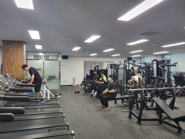 신평문화스포츠센터 헬스장 이용 모습