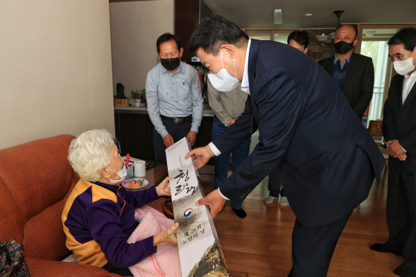 청려장 전달(송악읍 송양례 어르신댁)