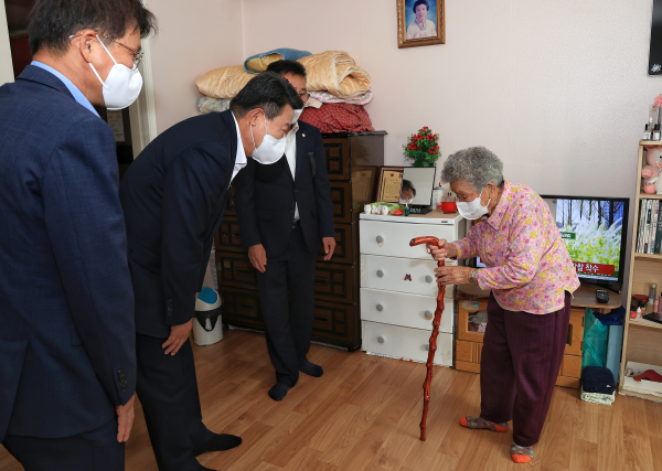 청려장 전달(신평면 노정례 어르신 댁)