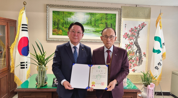 충청향우회중앙회 이진삼 총재는 1일 서울시 중구 소재 충청향우회 중앙회 사무실에서 장동인 심임 사무총장에게 임명장을 수여했다.