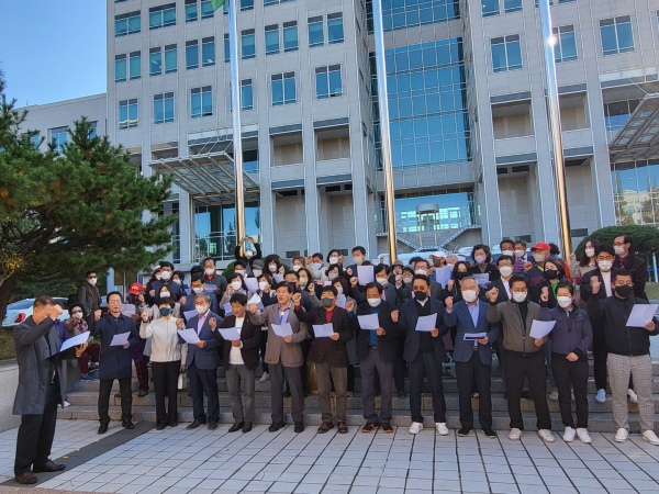 대전사랑시민협의회 회원단체 60여 명이 2일 대전시청 북문 앞에서 방사청 이전 관련 기자회견을 하고 있다.