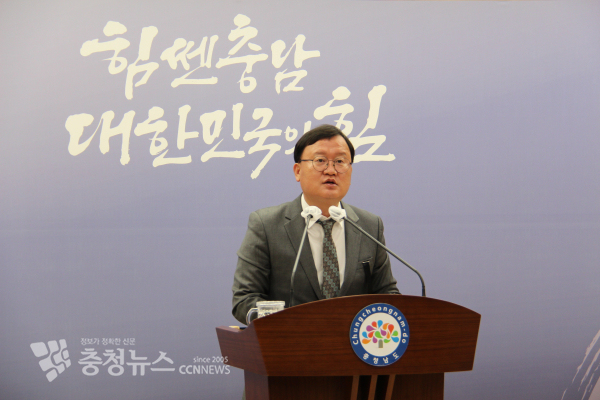 조원갑 도 자치행정국장이 민원 처리 기간 단축 관련 기자회견을 하는 모습/사진 권상재 기자