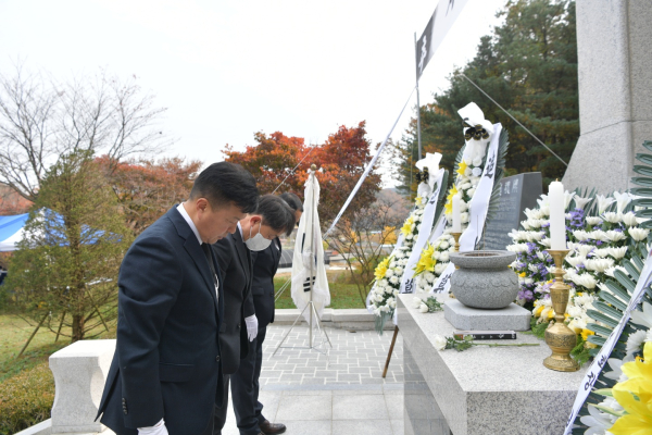 제42회 자유수호 희생자 합동위령제 분향, 묵념 모습