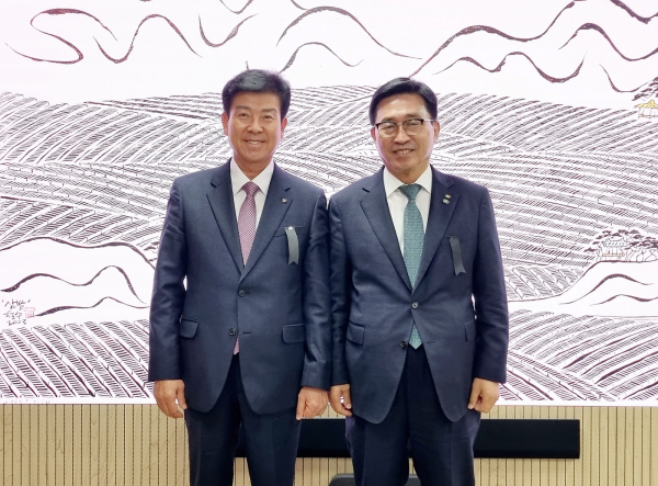 간담회 사진 * 한국농수산식품유통공사 김춘진 사장(우측), 박범인 금산군수(좌측)