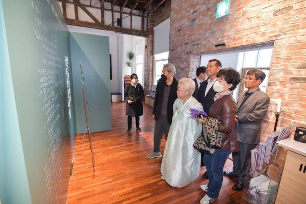 고(故) 윤여헌 교수 기증기록물 전시회 개최 모습