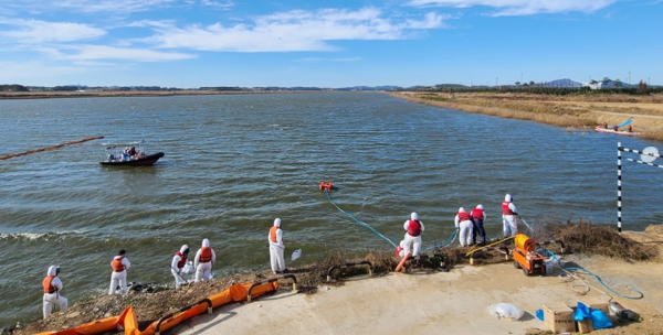 수질오염사고 방제훈련 진행 모습