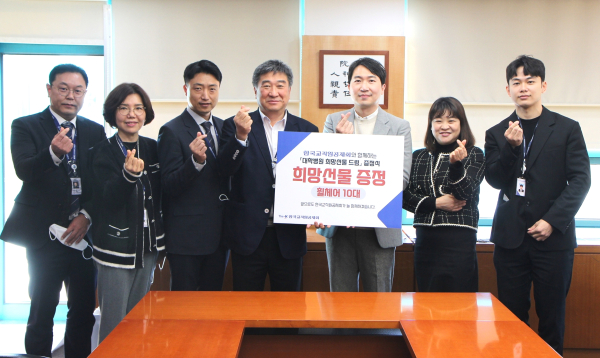 대전을지대병원 김영창 파트장, 휠체어 기증 모습