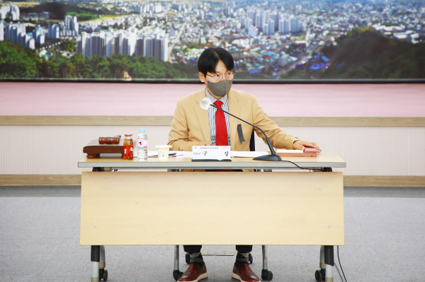 4일 서산시청 대회의실에서 구상 서산시 부시장이 2차 답례품 선정위원회를 주재하는 모습