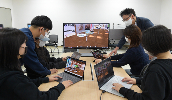 순천향대 추봉성 국제통상학과장과 ‘Meta Commerce One’ 동아리가 ‘메타버스 수출 전시관’을 네이버 ZEPETO 플랫폼에 구축하고 있다.(유기샘의 주력 제품 브라질너트 바삭 대추를 메타버스 맵 내 전시하는 모습)