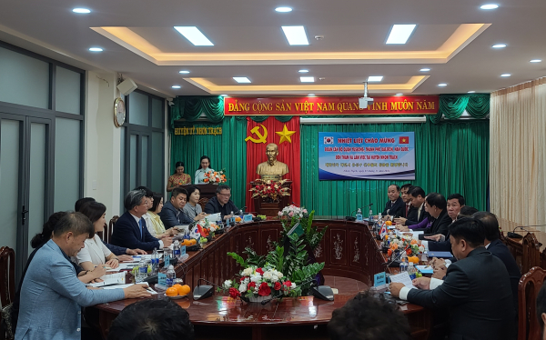 유성구 대표단이 1일 우호도시 베트남 동나이성 년짝현에서 교류 협력을 위한 간담회를 개최하고 있다.