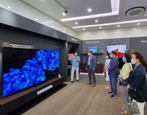 정용래 유성구청장(왼쪽, 두 번째)과 유성구 대표단이 3일 베트남 호찌민 삼성전자 가전복합단지에서 제품 전시관을 둘러보고 있다.