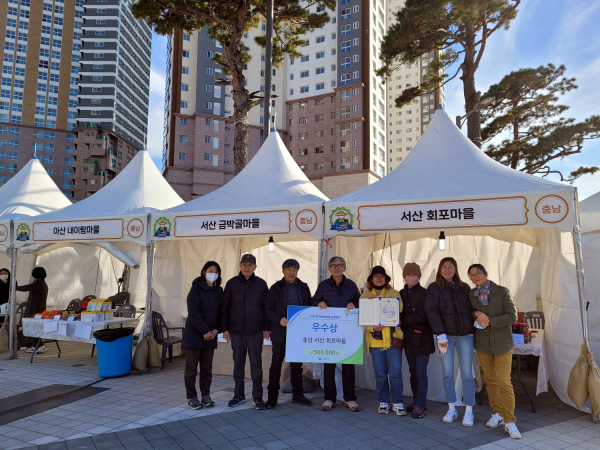 2022 정보화마을 페스타에서 회포마을 최근명 위원장(좌측에서 네 번째)과 금박골마을 김동섭 위원장(좌측에서 세 번째)이 함께 시상금을 들고 있는 모습