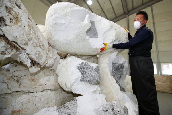 태안군 환경관리센터 직원이 폐자재 부표를 들어보이고 있는 모습.
