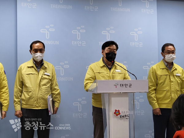 가세로 태안군수는 7일 오전 군청 브리핑실에서 기자회견을 열고 최근 불거진 ‘태안군 공직자 비위’ 사건에 대해 사과했다./사진 김정식 기자