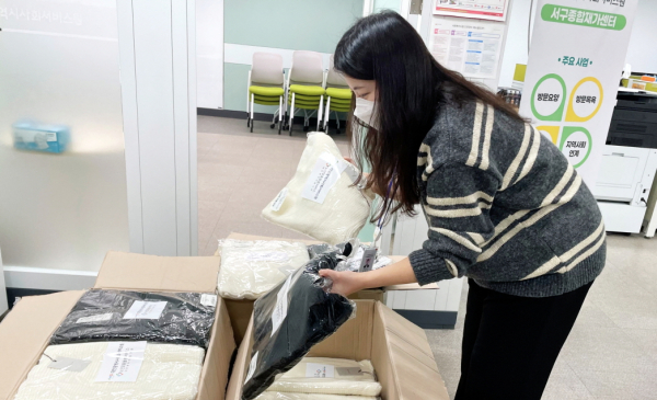 방한용품을 받은 서구종합재가센터에서 대상자에게 물품을 전달하기 전에 검수하고 있다