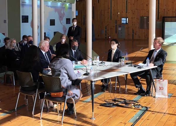 기초과학연구원(IBS)은 지난 5일 프랑크-발터 슈타인마이어 독일 대통령(왼쪽)과 함께 ‘한-독 기후 라운드테이블’을 개최했다. 이번 라운드테이블에서 한국측은 IBS 기후물리 연구단 연구진, 기후변화청년단체 긱이 참여했다.