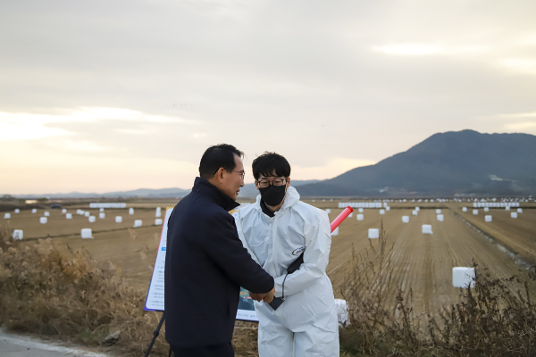 지난 7일 이완섭 서산시장이 AI 방역 추진 현장을 살펴보고 있다