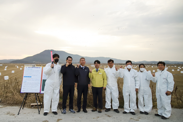 7일 이완섭 서산시장이 AI 방역 추진 현장을 살펴보고 있다