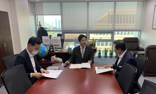 예결소위 이용호 의원 면담 모습