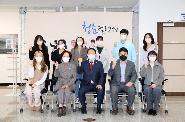 8일 서구청 2층 로비에서 열린 청춘컬렉션 개최 단체사진