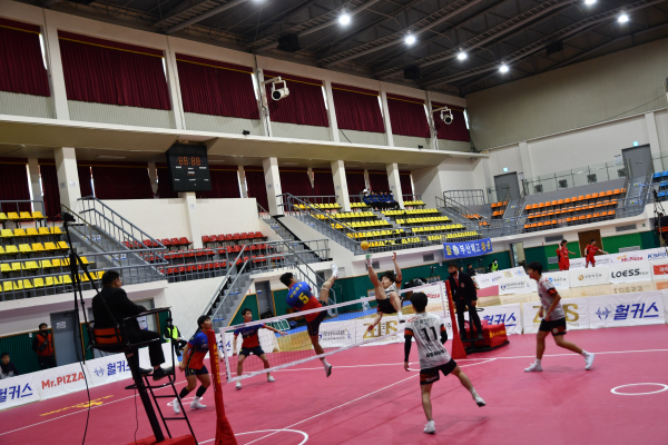 세종시에서 열린 제20회 전국 학생 세팍타크로 대회 남자고등부 결승전 모습.