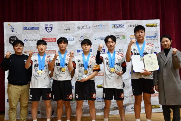 세종 하이텍고 세팍타크로 선수 및 지도자가 시상식 후 파이팅을 외치고 있다.