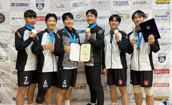 제20회 전국 학생 세팍타크로대회 및 제14회 세팍타크로 실업리그가 열린 세종 세종시민체육관에서 목원대 세팍타크로팀 선수들이 메달을 목에 걸고 기념촬영