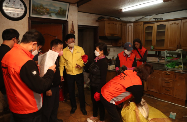 저장강박가구 합동청소 실시