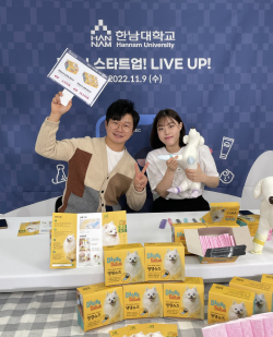 (주)미르 팩토리 강아지 일회용 신발을 정한별 매니저(오른쪽)가 소개하고 있다.