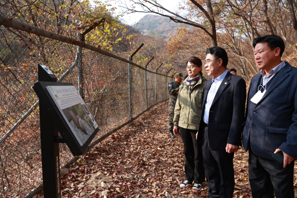 계룡 안보생태 탐방로 준공식 후 이응우 계룡시장과 김미정 시의원, 조광국 시의원이 탐방로를 순회하고 있다.