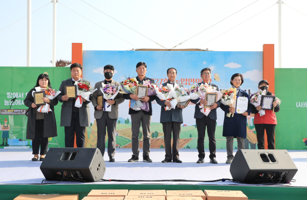 당진시 농업인 대상 시장표창자 단체사진/ 왼쪽부터 시의회의장상 표창자 김수정, 조건희, 박영진    시장상 표창자 이순길,  김석태,  이태호, 충청남도지사 표창자 차재준 국회의원 표창자 김필회(아내분이 대리수상)