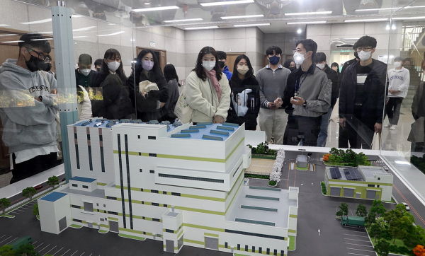 대전도시공사에서 현장 실무에 대해 설명을 듣고 있는 선문대 행정공기업학과 학생들