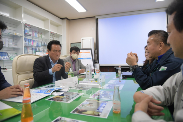 휴먼테크 생산제품을 살펴보는 백성현 논산시장