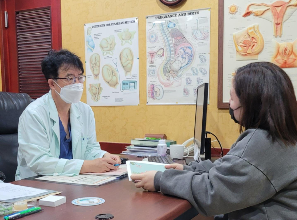 분만산부인과 산전진료 상담 모습