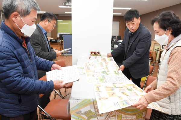 중촌동 마을지도를 검수하고 있는 박인상 중촌동장(왼쪽 위)과 마을주민들