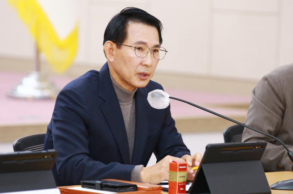 이완섭 서산시장이 14일 확대간부회의에서 수능 안전 대책 만전을 강조하는 모습