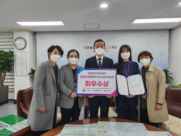 2022년 치매관리사업 민관협력 우수사례 경진대회 시상금 기탁식 모습