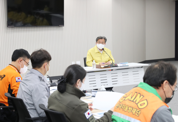 14일 구청 대회의실에서 2022년 재난대응 안전한국훈련 토론기반 훈련이 실시된 가운데, 참석한 정용래 유성구청장(가운데)이 토론 주재 모습