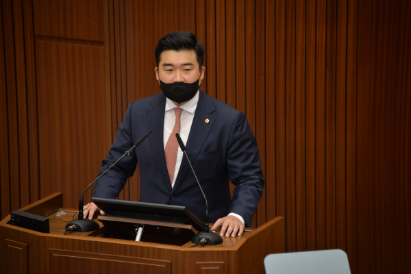 5분 발언하는 최원석 세